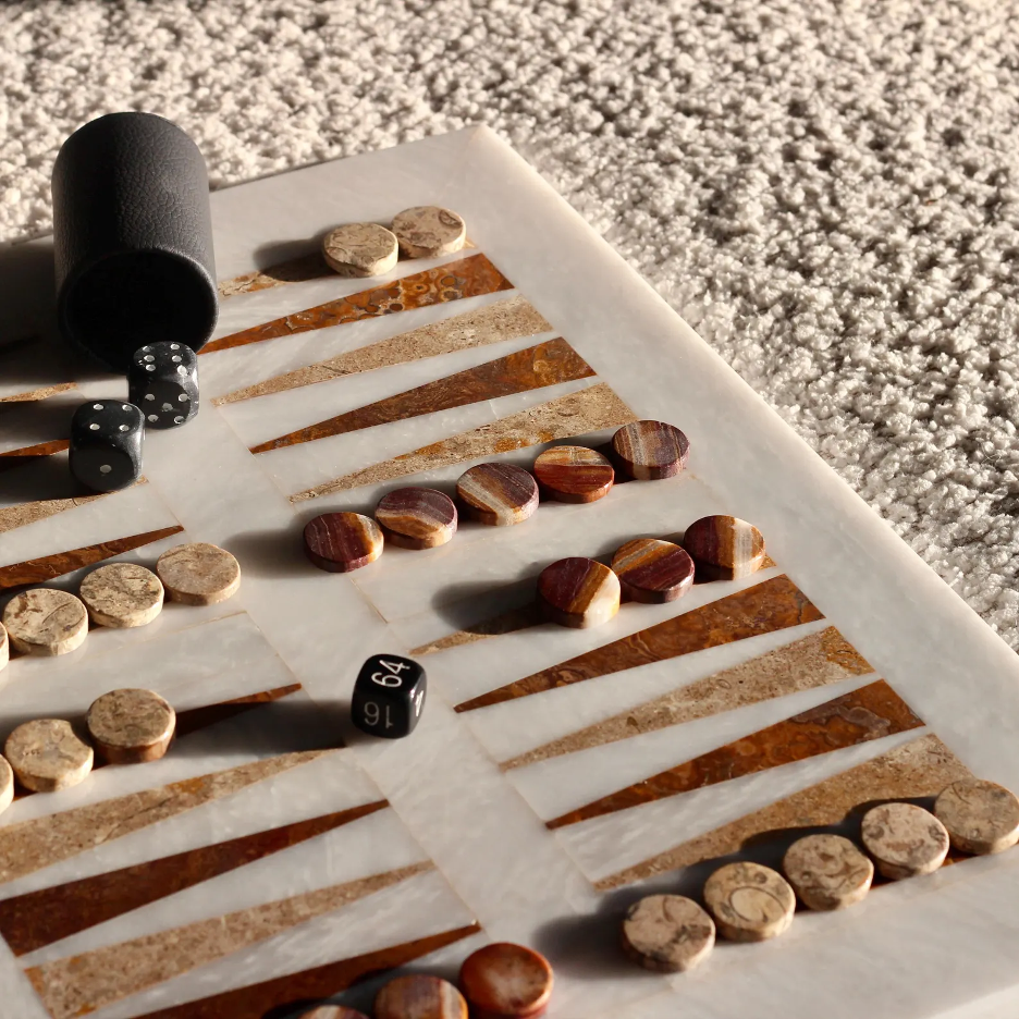 Conseil de backgammon debout derrière des morceaux épars et des dés sur Conseil de backgammon debout derrière des morceaux épars et des dés sur